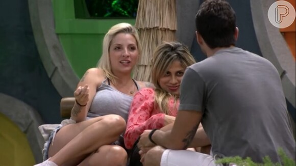 Elas entraram na brincadeira e responderam perguntas sobre o relacionamento homossexual que vivem no 'Big Brother Brasil'