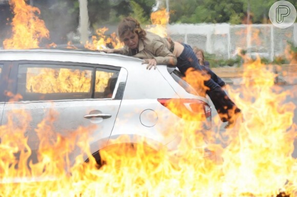Helô (Giovanna Antonelli) escapa com vida de um atentado a bomba em 'Salve Jorge', em 15 de janeiro de 2013