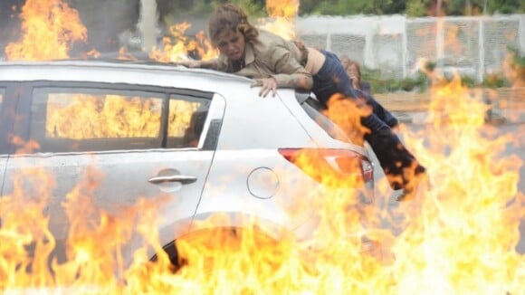 'Salve Jorge': Helô (Antonelli) fica presa dentro de carro em chamas; veja fotos