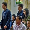 Laerte (Gabriel Braga Nunes) não tira os oslhos de Helena (Julia Lemmertz) quando ela entra na igreja com Luiza (Bruna Marquezine), na novela 'Em Família'