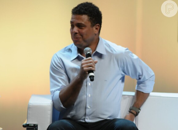 Ronaldo conversa com os apresentadores do evento