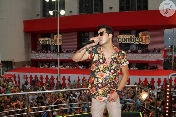 Tomate canta para uma multidão em cima de se trio elétrico, em Salvador, no circuito Barra/Ondina
