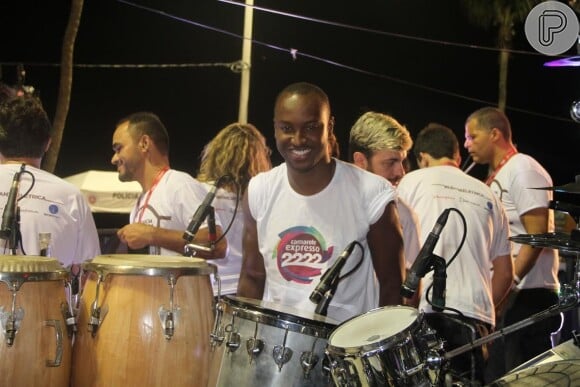 Thiaguinho toca instrumentos na Varanda Elétrica do camarote Expresso 2222, no Carnaval de Salvador