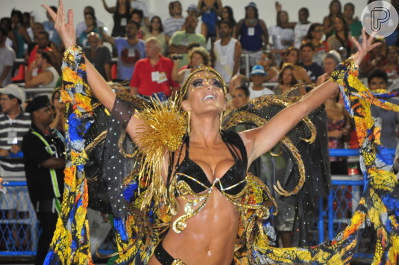 Carla Prata se emociona no desfile da Acadêmicos da Rocinha, no Rio