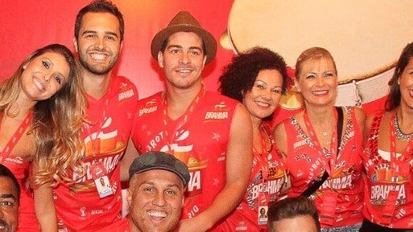 Carnaval: Thiago Martins leva a família para camarote ao lado de Paloma Bernardi