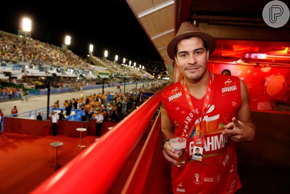Thiago Martins, estiloso, curte camarote de cervejaria no Rio