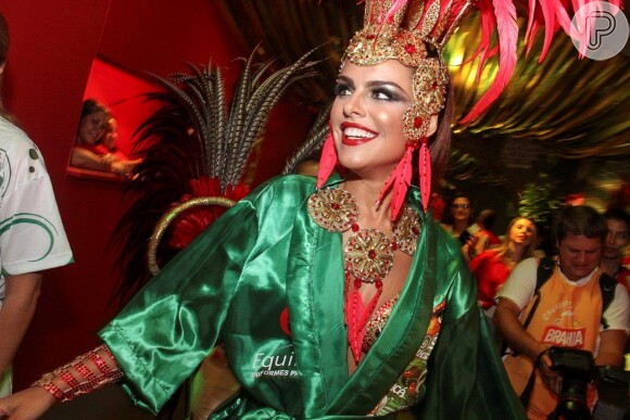 Paloma Bernardi usa de roupão para esconder fantasia que usará no desfile da Grande Rio