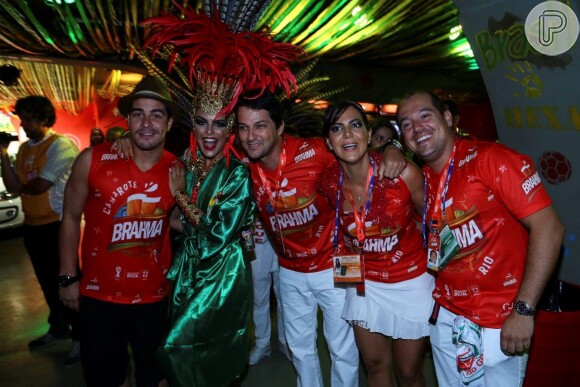 Thiago Martins posa ao lado da namorada, Paloma Bernardi, e do ator Marcelo Serrado no Camarote Brahma na Sapucaí, em 02 de março de 2014