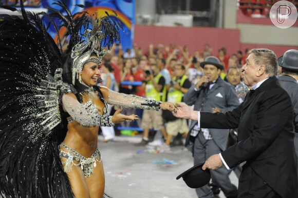Boni termina o desfile da Beija-Flor ao lado de Raissa Oliveira, rinha de bateria da escola de samba