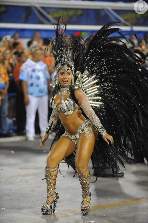 Desfile da Beija-Flor de Nilópolis na madrugada desta segunda-feira, 3 de março de 2014, na Marquês de Sapucaí, no Rio de Janeiro