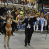 No fim do desfile da Beija-Flor, Boni juntou à rainha de bateria, Raissa Oliveira