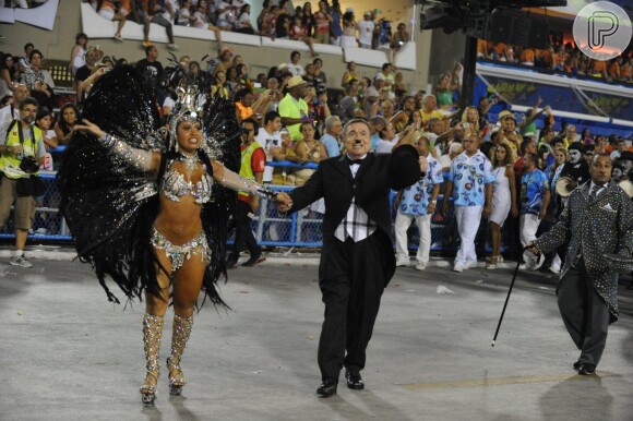 No fim do desfile da Beija-Flor, Boni juntou à rainha de bateria, Raissa Oliveira