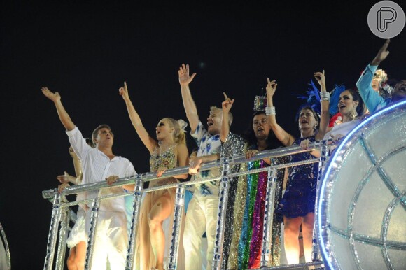 Angélica, Luciano Huck, Miguel Falbaella, Maitê Proeça são alguns dos famosos que participaram do desfile da Beija-Flor de Nilópolis