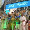 Último carro alegórico do desfile da Beija-Flor de Nilópolis vem repleto de famosos
