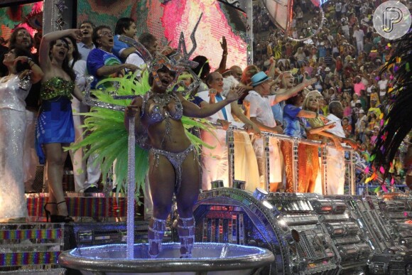 Desfile da Beija-Flor de Nilópolis na madrugada desta segunda-feira, 3 de março de 2014, na Marquês de Sapucaí, no Rio de Janeiro