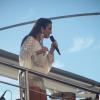 Ivete Sangalo escolheu uma roupa branca com franjas e pedraria para se apresentar no bloco Coruja nesta segunda-feira, 3 de março de 2014