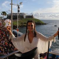 Carnaval: Com as pernas de fora, Ivete Sangalo anima os foliões em Salvador