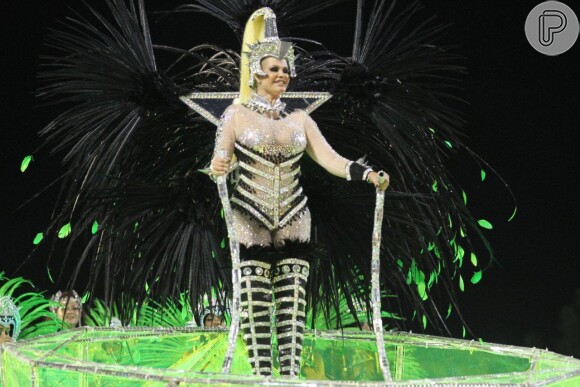 Monique Evans veste fantasia inspirada na mesma usada em 1985, quando desfilou pela primeira vez pela Mocidade; desfile aconteceu na noite desta segunda-feira, 3 de março de 2014, no Rio de Janeiro