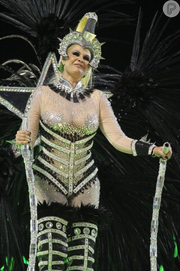 Monique Evans desfila com look transparente pela Mocidade Inpendente de Padre Miguel, na Sapucaí, RJ
