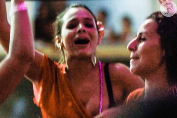 Bruna Marquezine se empolga no camarote da Brahma, em Salvador, e quase mostra demais, na madrugada desta terça-feira, 4 de março de 2014