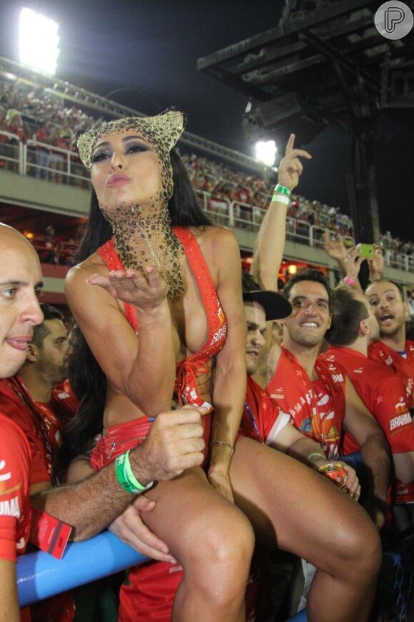 Sabrina Sato manda beijo para foliões da Sapucaí, no Rio
