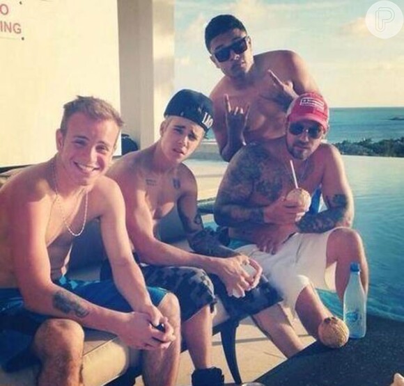 Justin Bieber comemorou o seu aniversário de 20 anos acompanhado por amigos rappers e familiares em um resort nas Bahamas