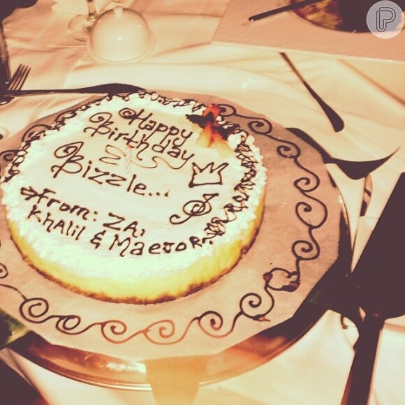 O rapper Khalil publicou uma foto do bolo de aniversário de Justin Bieber