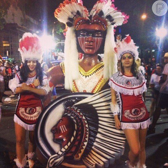 Toda fantasiada, Leandra Leal fez pose para as fotos durante o desfile do Cacique de Ramos