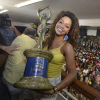 Emocionada, Juliana Alves comemora título na quadra da Unidos da Tijuca