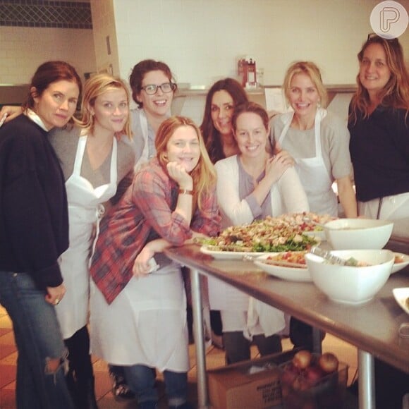 Cameron Diaz publicou uma foto de Drew Barrymore e Reese Whisterspoon com as demais alunas da aula de culinária