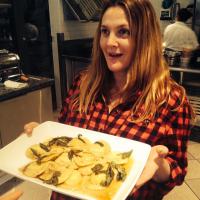 Grávida, Drew Barrymore faz curso de culinária com Cameron Diaz
