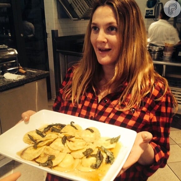 Grávida, Drew Barrymore está fazendo aulas de culinária com a amiga Cameron Diaz