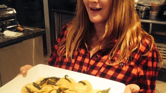 Grávida, Drew Barrymore faz curso de culinária com Cameron Diaz