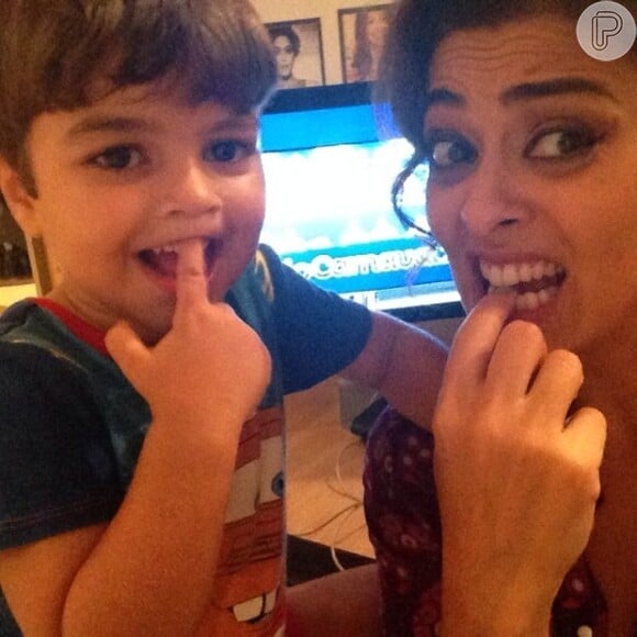 Juliana Paes e o filho, Pedro, de 3 anos, nervosos antes da apuração do Grupo A