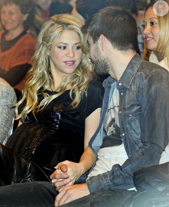 Shakira, com barrigão, e Gerard Piqué prestigiam evento internacional