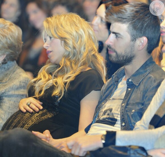 Shakira acaricia sua barriga durante evento com Gerard Piqué