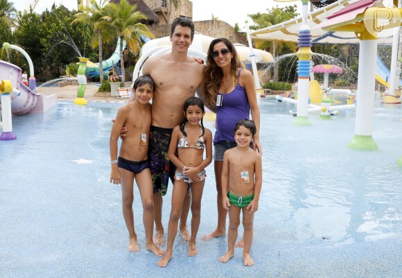 Márcio Garcia, a mulher Andréa Santa Rosa e os três filhos; Andréa está grávida do quarto filho