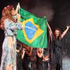 Ivete Sangalo segura bandeira do Brasil em show de Laura Pausini, em 6 de março de 2014