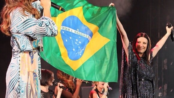 Ivete Sangalo e Laura Pausini seguram bandeira do Brasil durante show em NY