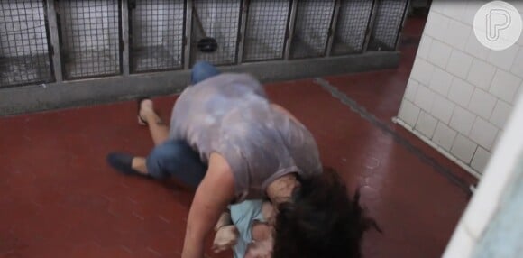 Priscila Fantin machucou o dedo em uma cena de briga na cadeia