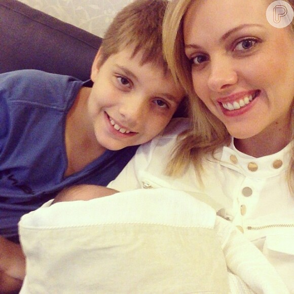 Ana Hickmann publica foto segurando o sobrinho, Alexandre Jr, ao lado do filho, Vitor, em 8 de março de 2014