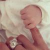Isabel Hickmann, irmã de Ana Hickmann, publica foto do sobrinho Alexandre Jr segurando seu dedo
