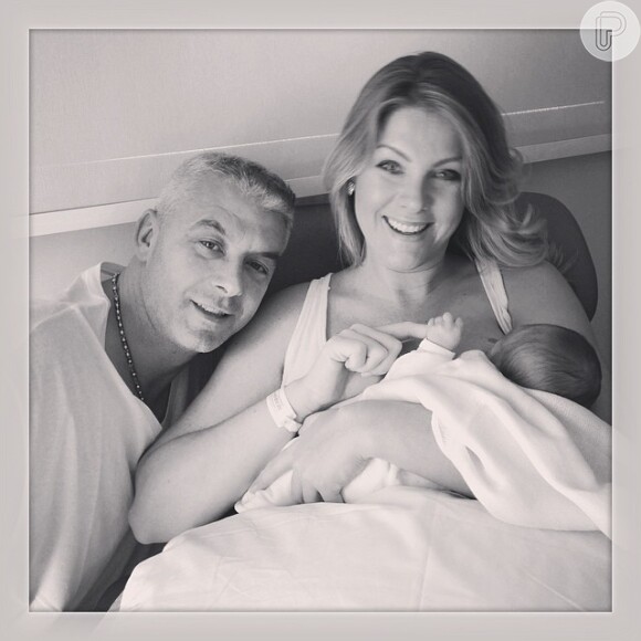 Ana Hickmann usou rede social para exibir a sua felicidade com o filho recém-nascido