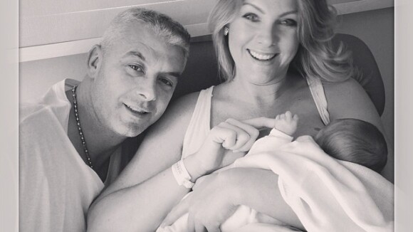 Ana Hickmann posta foto amamentando o filho recém-nascido, Alexandre