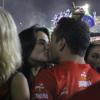 Malvino Salvador e Kyra Gracie se beijam durante o desfile das campeãs, em 9 de março de 2014