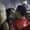 Casais famosos beijam muito durante desfile das campeãs. Veja fotos!