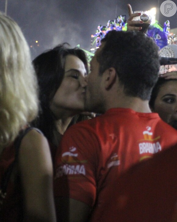 Malvino Salvador e Kyra Gracie se beijam durante o desfile das campeãs, em 9 de março de 2014