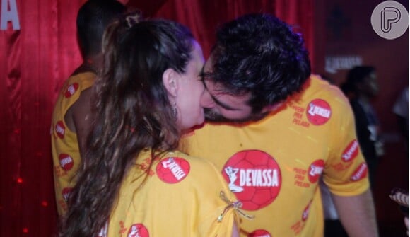 Thiago Lacerda beija a mulher, Vanessa Lóes