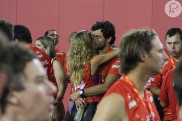 Felipe Simão beija loira na Sapucaí, no Rio