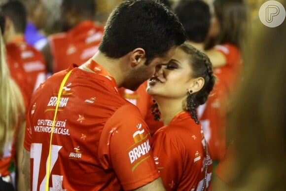 Milena Toscano beija rapaz na Sapucaí